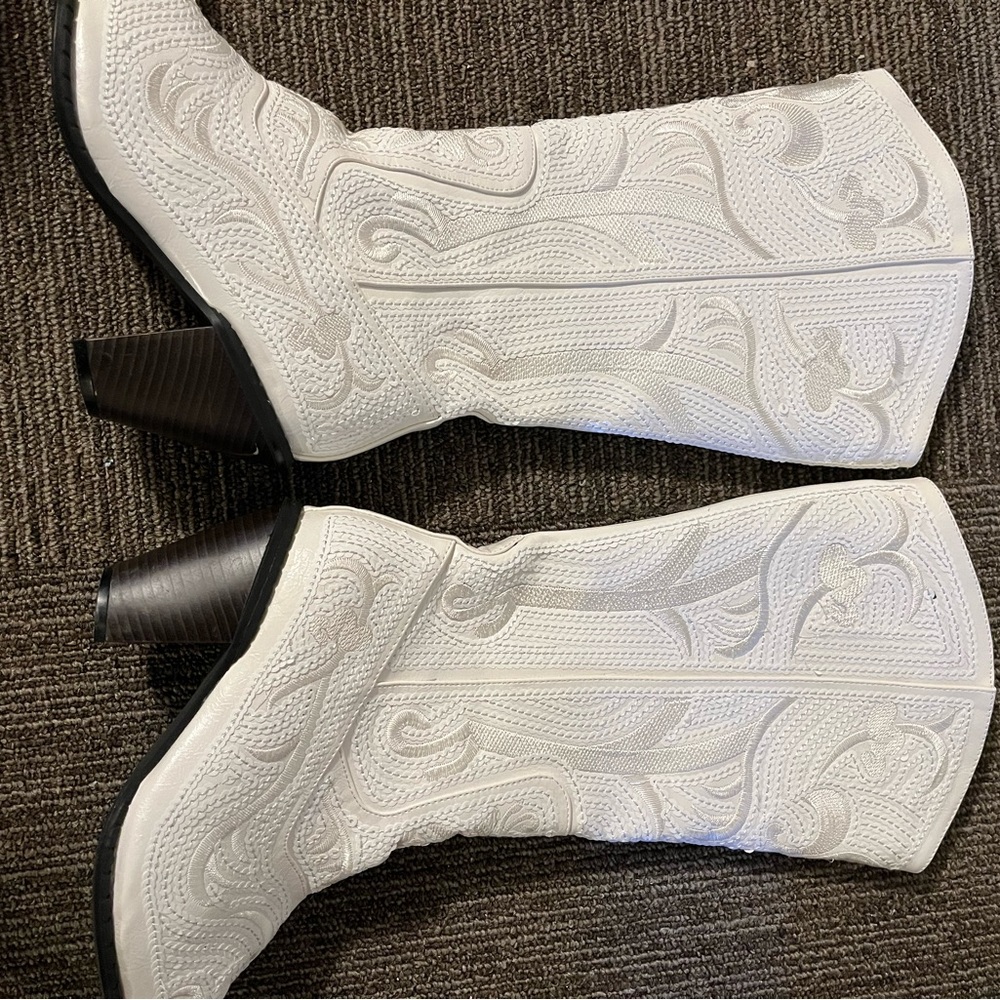 John Fashion white embroidered cowgirl boots size 8 *like new condition*